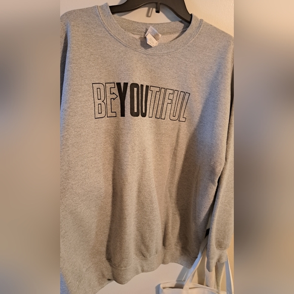 Gildan Gray Heavy Blend Sweatshirt. FIVE ITEM BUNDLE AND SAVE DEAL NOW! - Picture 2 of 5